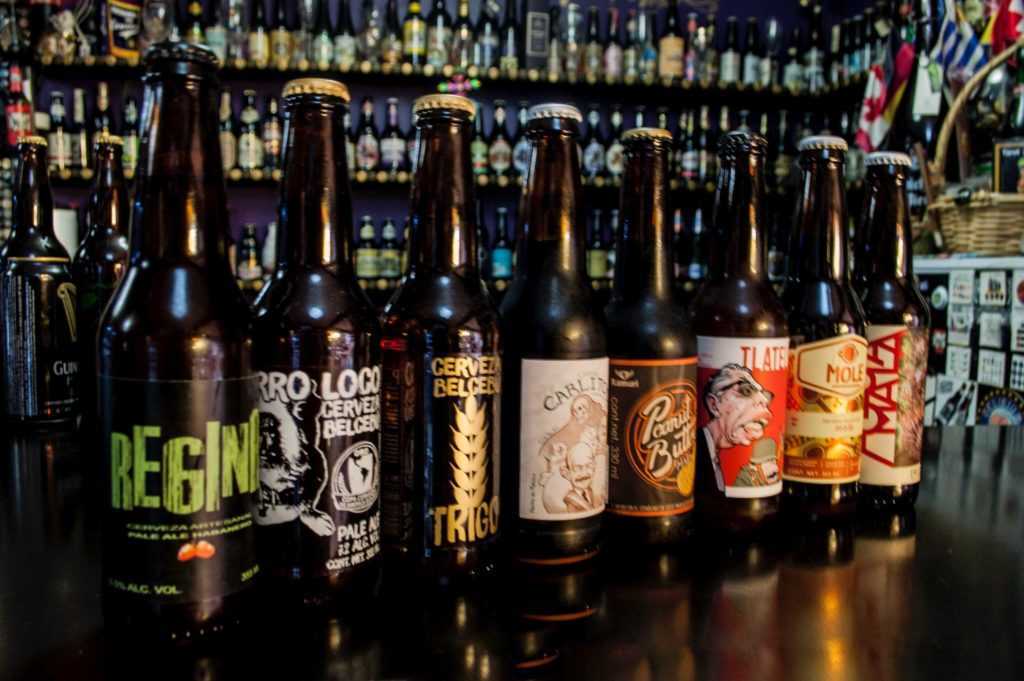 Fila de chelas artesanales