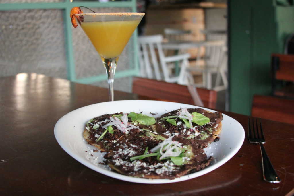 Memelitas con mousse de aguacate