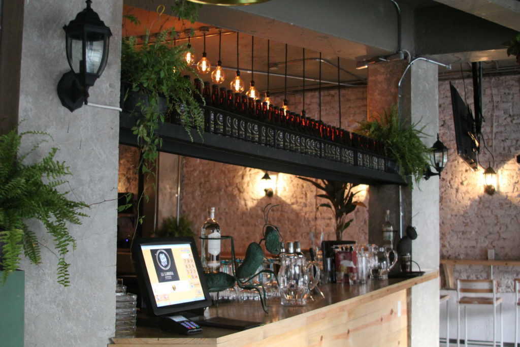 La mágica barra de donde salen los mezcales