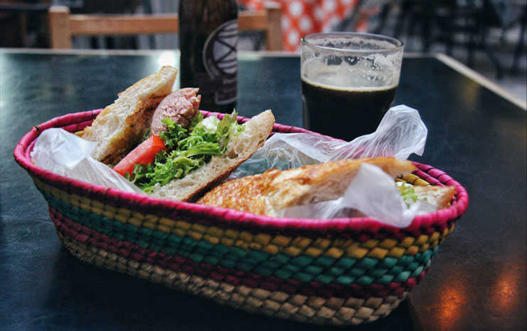 Choripán y cerveza Cosaco en Fuerte Apache