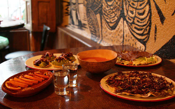 Tlayudas, chapulines y mezcal en El Frontón