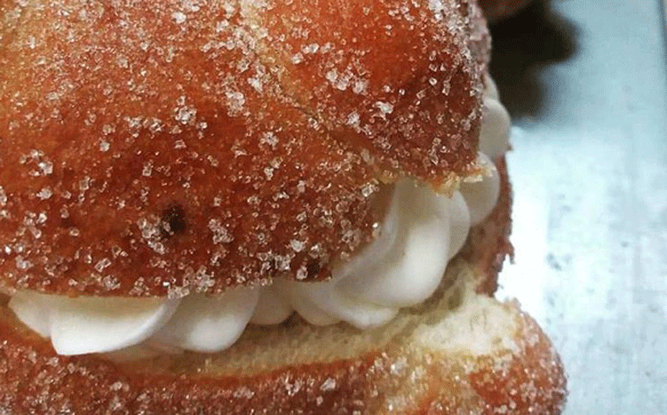 Uno de los panes con relleno de Sucre i Cacao.