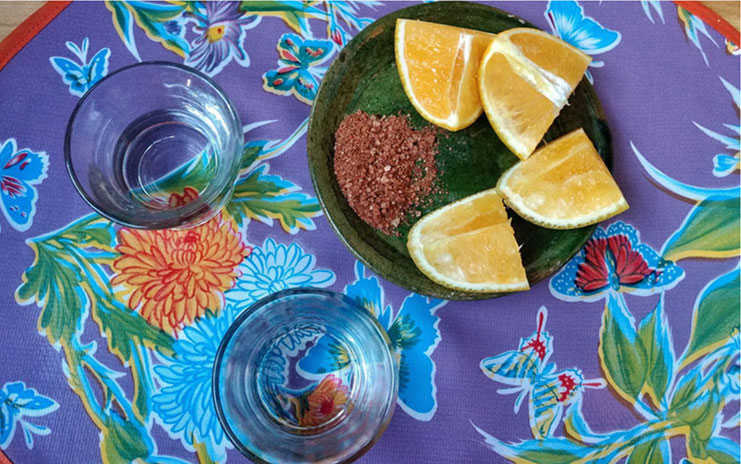 Mezcalito con sal de gusano