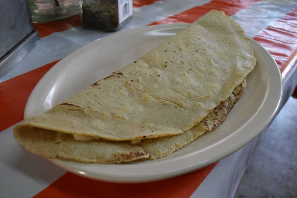 Quesadilla de La Carnala en el mercado de Pantaco