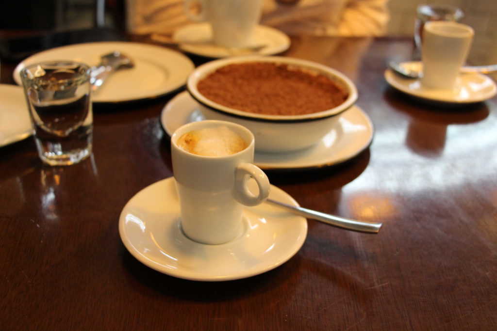 Tiramisú casero y espresso de Pizzería Grande