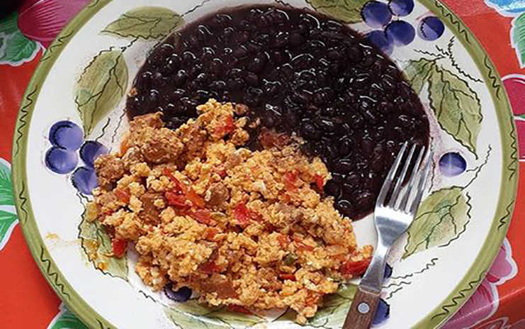 Come a sólo unos pasos de Dos Fridas y Diego.