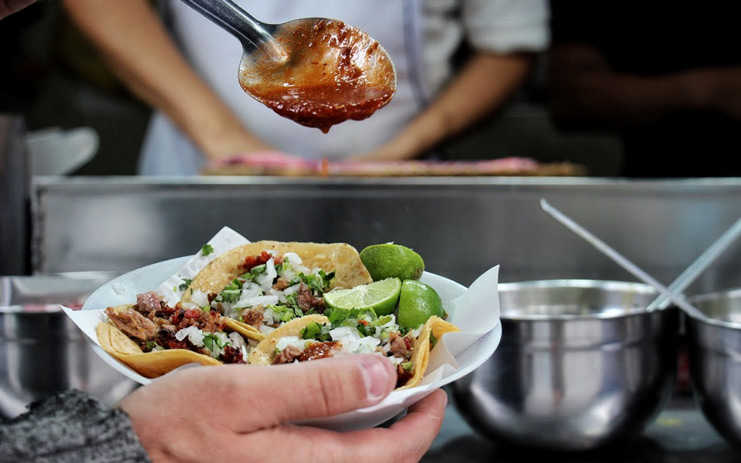 Salsa roja, tacos Los Cocuyos