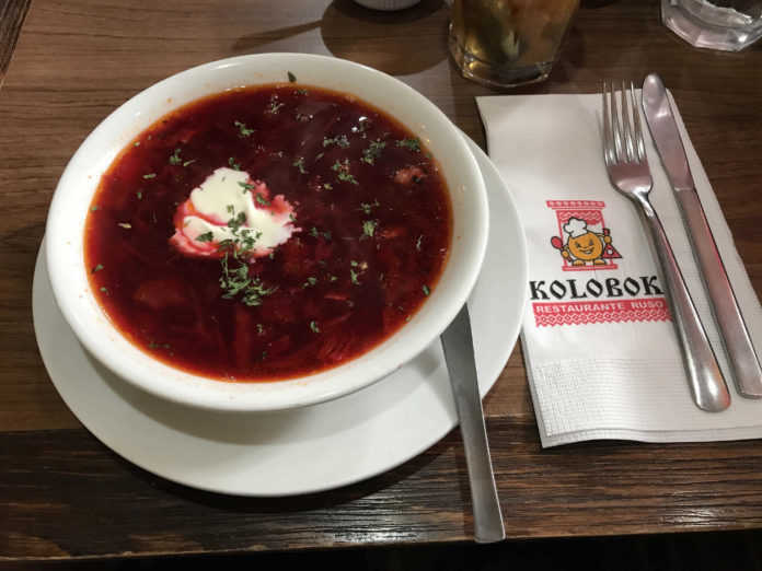 Sopa borsch del restaurante Kolobok