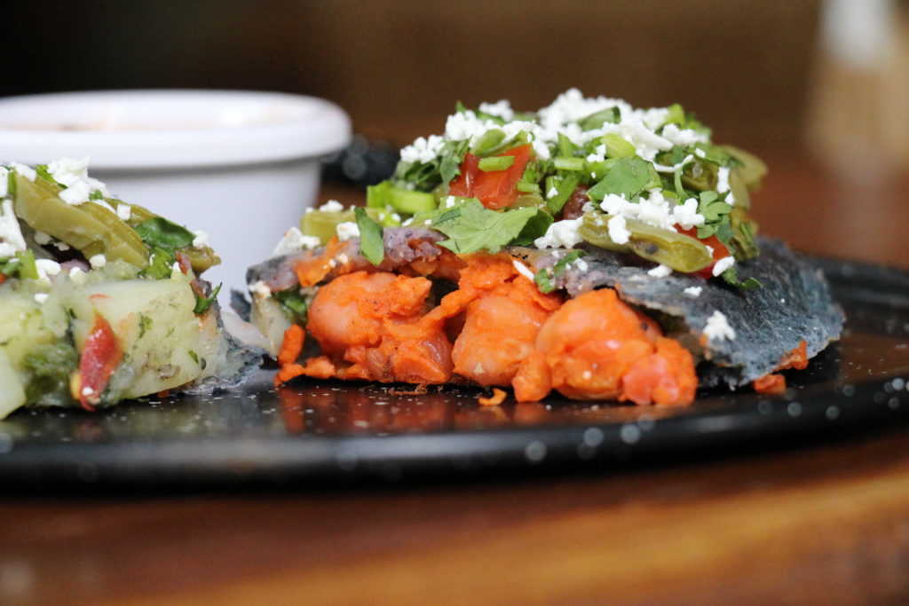 Tlacoyo de garbanzo en achiote