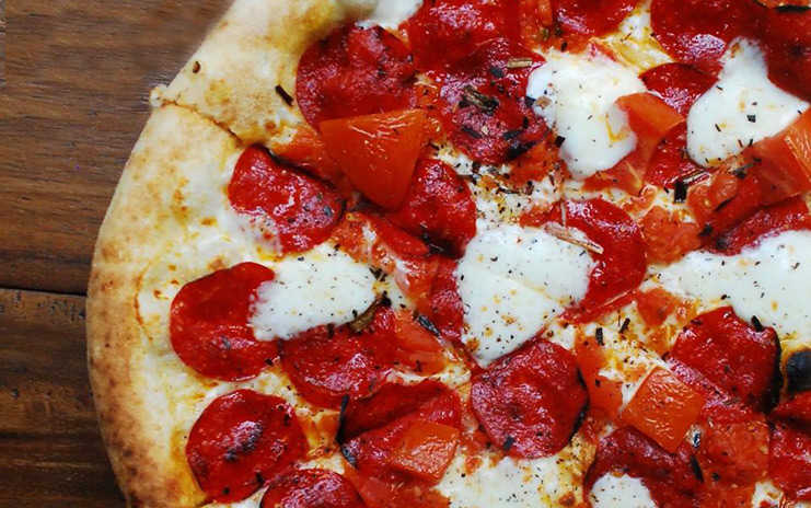 Pizza de pepperoni y queso brie